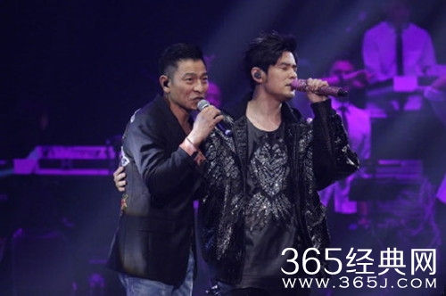 周杰伦刘德华同台合唱，全场沸腾