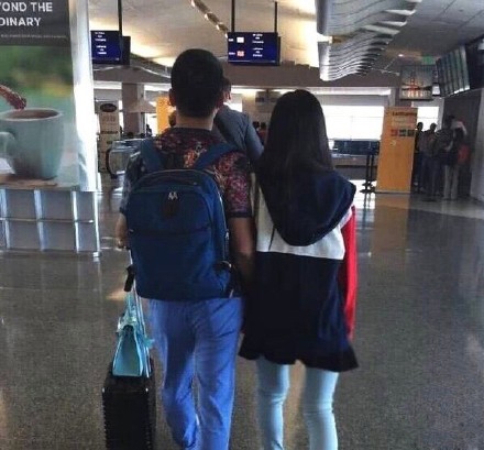 网友偶遇刘强东夫妇，奶茶妹妹小鸟依人