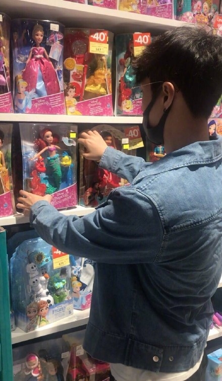 张艺兴帮孙红雷女儿选礼物，被网友调侃直男审美