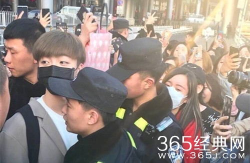 陈立农现身机场，粉丝疯狂拥挤，场面失控