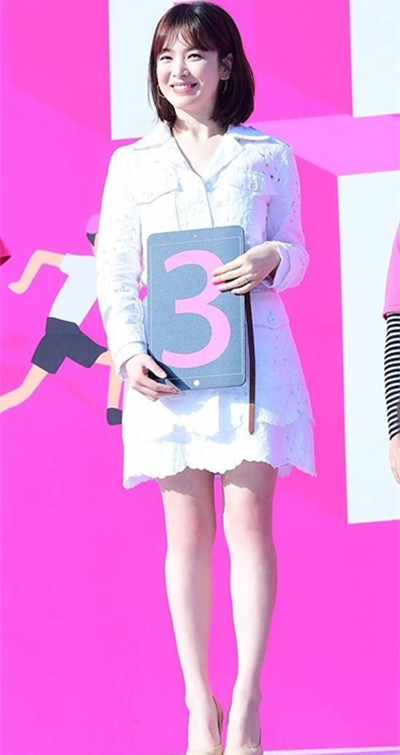 宋慧乔瘦出尖下巴，精致短发显得年轻可爱