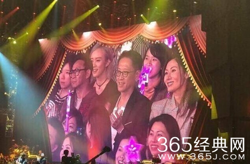 李嘉欣夫妇现身周杰伦演唱会，网友惊呼好美