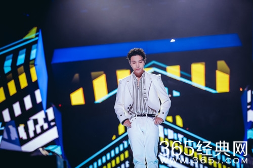 张艺兴连拿三个奖项，处在懵的状态