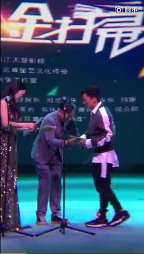 【娱情小卖部】六十五期：王宝强成9年金扫帚奖唯一去领奖的大咖，笑称感觉竞争挺激烈的