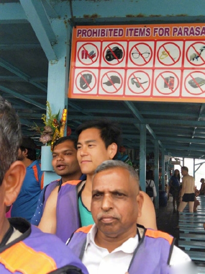 网友泰国偶遇彭于晏，排队等待游玩