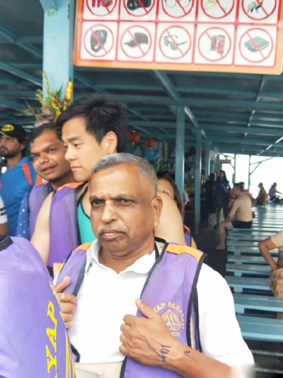 网友泰国偶遇彭于晏，排队等待游玩