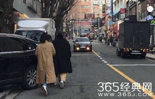 偶遇宋仲基宋慧乔，合体轧马路超甜蜜