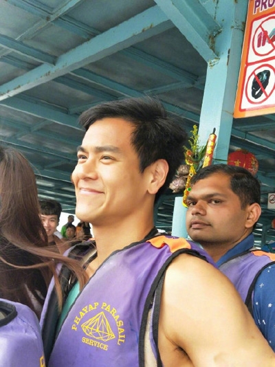 网友泰国偶遇彭于晏，排队等待游玩