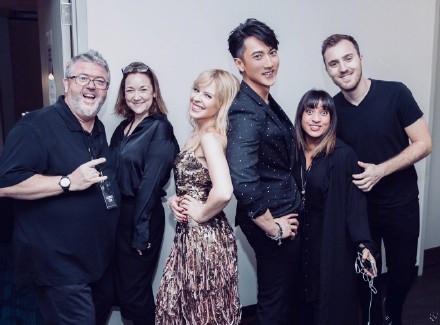 吴尊与偶像Kylie Minogue合影，秒变小迷弟