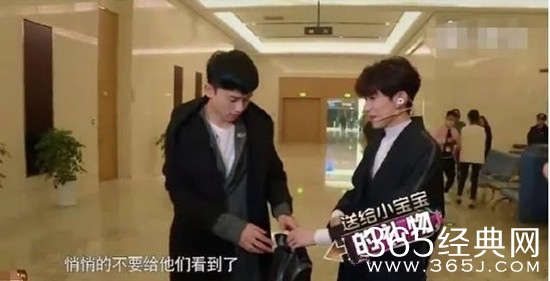 王源偷塞礼物给张杰：送小宝宝的