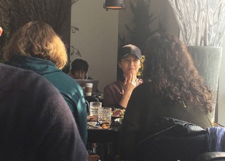 网友餐厅偶遇刘涛，本人又瘦又美