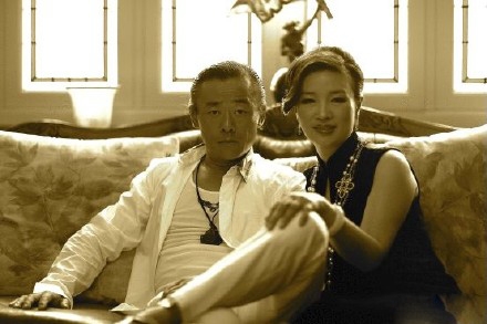 周立波与太太情侣装出庭，被起诉不忘秀恩爱