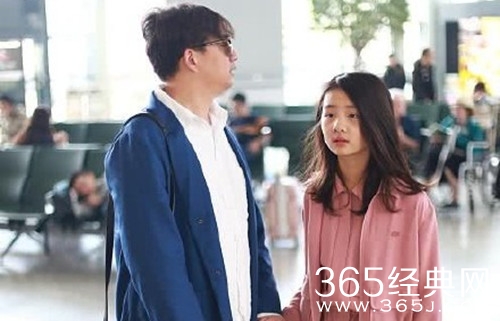 黄磊一家四口现身机场，黄磊和多多似情侣