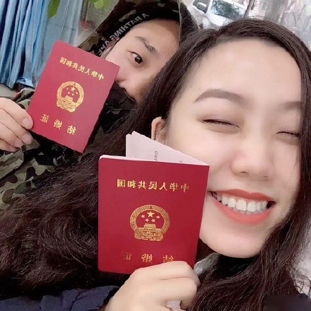 GAI微博公布与女友领证照，配文浪漫