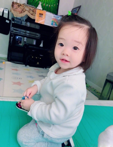 杨云晒双胞胎女儿近照，太像妈妈了