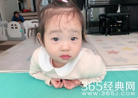 杨云晒双胞胎女儿近照，太像妈妈了