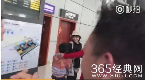 沈月低调现身机场，对弟弟十分宠溺