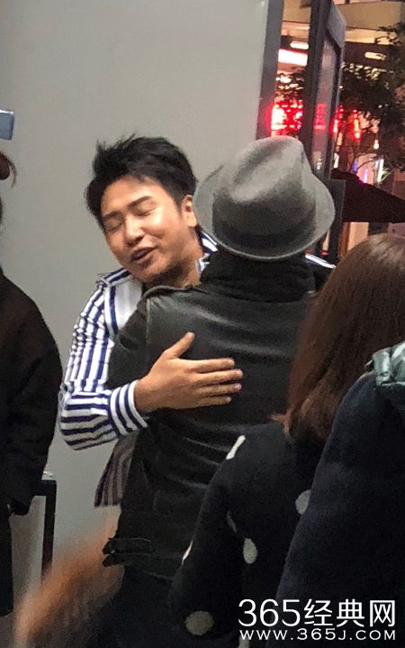 汪涵深夜探班欧弟，获热情拥抱