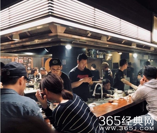 潘玮柏带辣妹吃烤肉，无尾熊CP要凉？