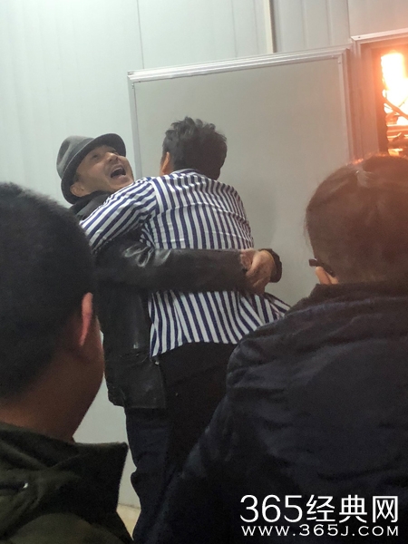 汪涵深夜探班欧弟，获热情拥抱