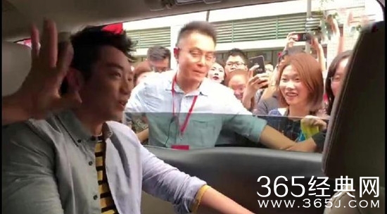 郑恺被粉丝吐槽又黑又胖，委屈回应：我没胖啊！