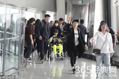 李宇春坐轮椅现身机场，为演唱会做准备