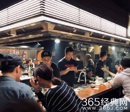 潘玮柏与嫩妹吃烤肉动作亲密，无尾熊CP凉了