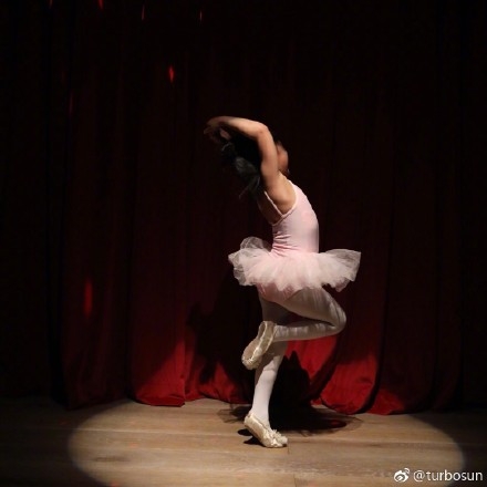 孙俪晒小花妹妹芭蕾舞照，邓超：放过女儿