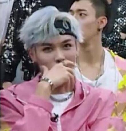 偶像练习生林彦俊看周洁琼 眼神透出爱慕