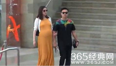 熊黛林挺孕肚出街，老公小心搀扶