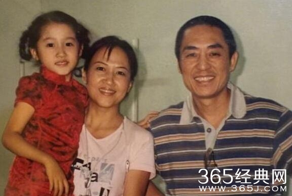 关晓彤晒合照为张艺谋庆生，感恩指导