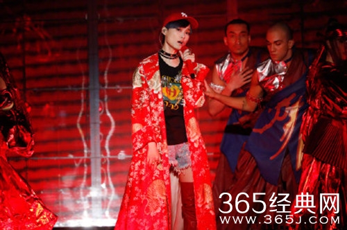 李宇春演唱会红袍惊艳开场，拄拐依旧气场十足