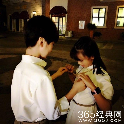 天天为Cindy系蝴蝶结，网友：偶像剧的既视感