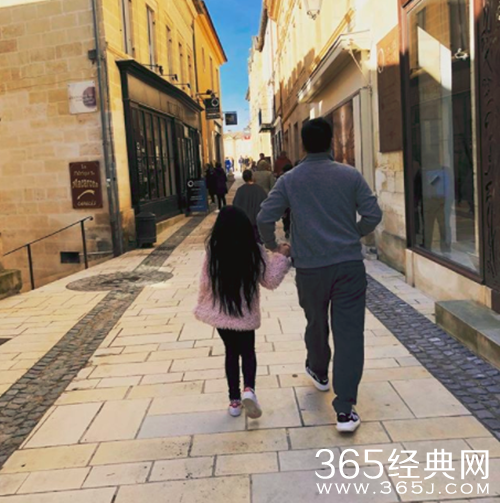 赵薇晒老公女儿背景照，小四月长腿抢镜