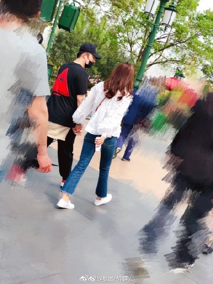 网友迪士尼偶遇陈赫张子萱，十指相扣一起游玩