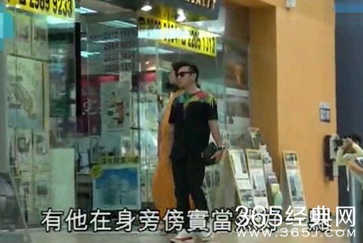 熊黛林挺孕肚出街，老公小心搀扶