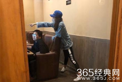 江疏影全副武装在网吧打游戏，妥妥的网瘾少女