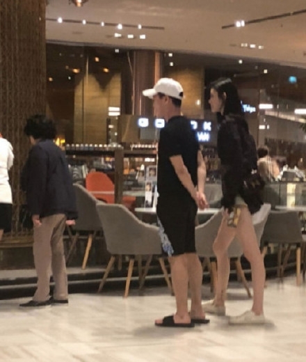 奚梦瑶陪何猷君一家人游曼谷，恋情坐实? ​