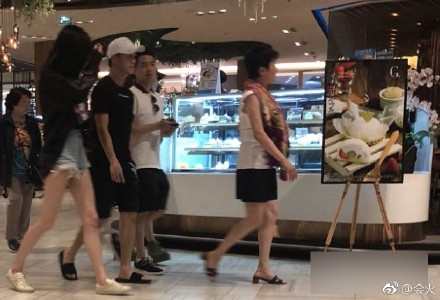 奚梦瑶陪何猷君一家人游曼谷，恋情坐实? ​