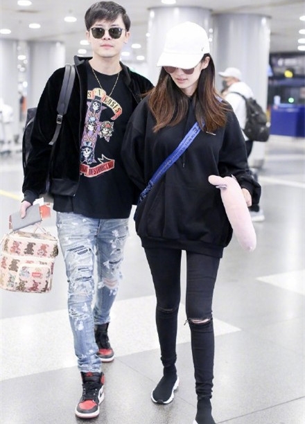 颖儿产女后与付辛博合体现身撒狗粮