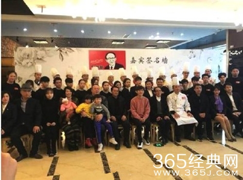 何炅一家四口合照罕见曝光，一家人其乐融融