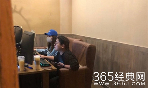 江疏影全副武装在网吧打游戏，妥妥的网瘾少女