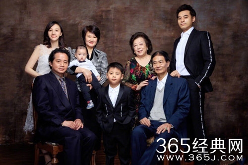 陈龙章龄之全家福曝光，一家八口同框出镜