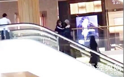 偶遇范冰冰李晨坐电梯，全程搂着撒狗粮