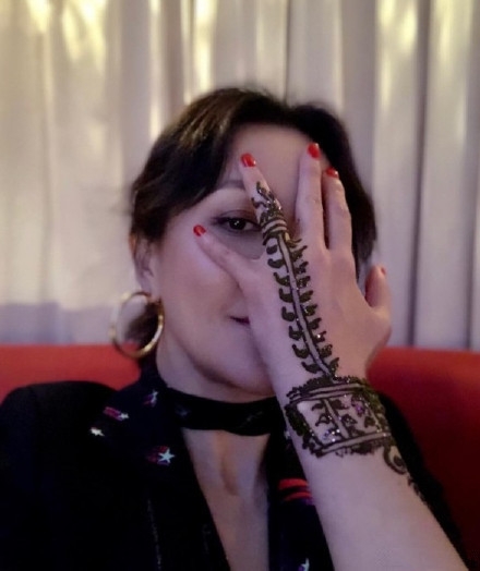 刘嘉玲晒旅游照，古怪纹身十分抢镜