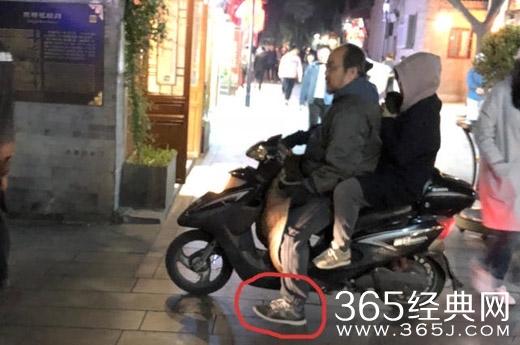 网友窦唯窦靖童，父女俩竟然骑着电动车出门
