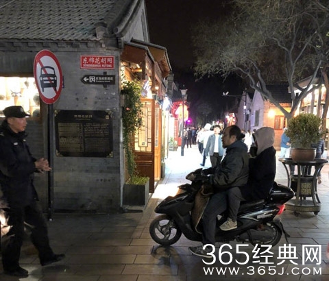 网友窦唯窦靖童，父女俩竟然骑着电动车出门