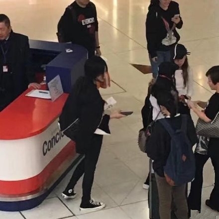 王菲现身香港机场，大长腿成焦点