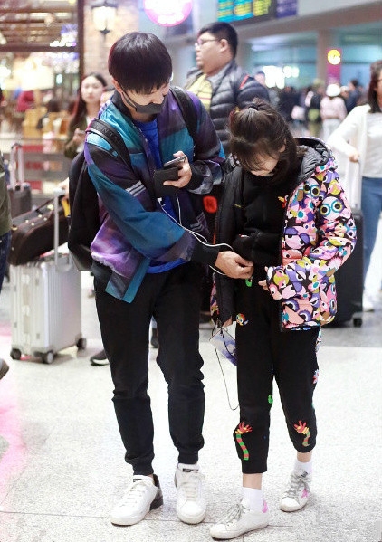 田亮森碟现身机场，森碟身高将赶超田亮