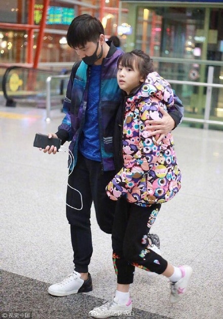 田亮携女儿现身，森碟长腿抢镜身高直逼田亮